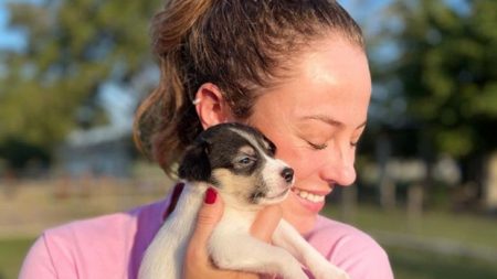 Paolla Oliveira incentiva adoção de cães e gatos com mensagem impactante