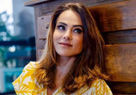 Aos 47 anos, Cássia Linhares surpreende com corpão em fotos de biquíni