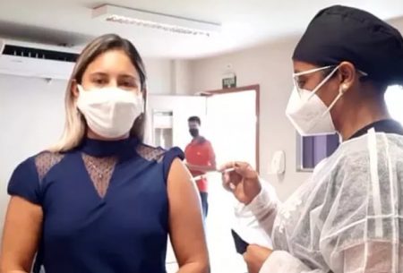 Repórter da Globo é vacinada ao vivo em telejornal e se emociona
