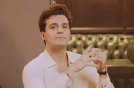Luan Santana diz que beijo técnico não existe e revela detalhes do que fez com modelo