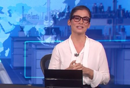 Renata Vasconcellos festeja primeira dose da vacina contra covid no Jornal Nacional