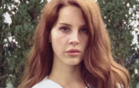 Lana Del Rey surge irreconhecível de biquíni ao comemorar os 36 anos