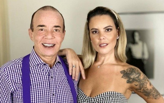 Após curso para fisgar milionário, ex de Chiquinho Scarpa mostra seu novo amor