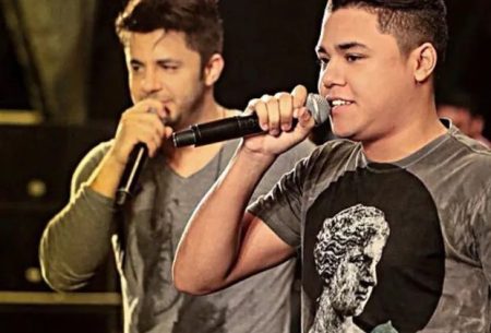 Felipe Araújo presta homenagem a Cristiano Araújo, morto há seis anos