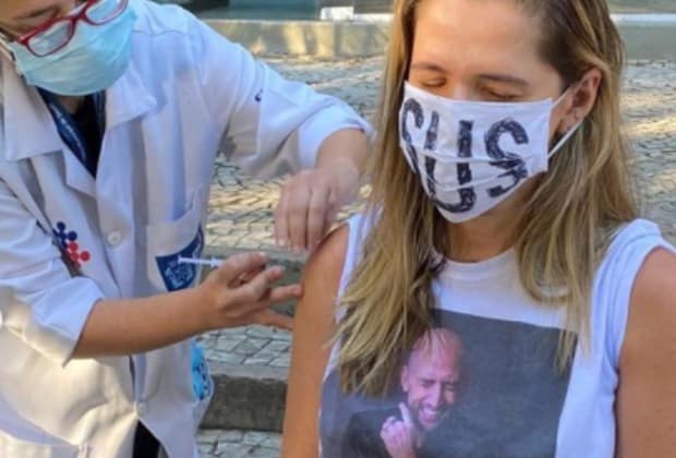Ingrid Guimarães presta homenagem a Paulo Gustavo ao se vacinar contra a Covid-19
