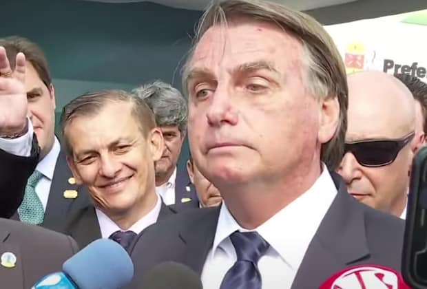 Bolsonaro dá chilique, grita com repórter da CNN e ataca jornalista: “Ridículo, nasça de novo”