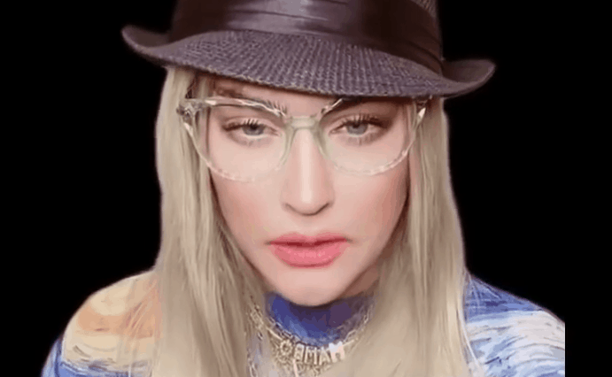 Madonna faz show com parte do corpo de fora em balada nos Estados Unidos