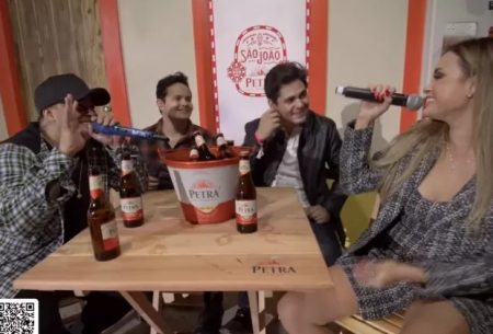 Sarah Andrade arranca elogios ao cantar em live de Matheus e Kauan