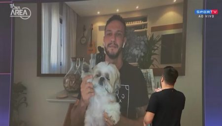 Cachorro invade transmissão do SporTV e deixa comentarista sem graça