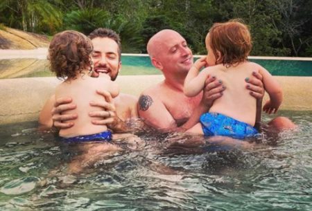 Viúvo de Paulo Gustavo, Thales Bretas encanta a web ao posar com filhos na praia