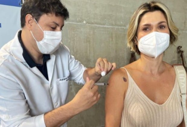 Flávia Alessandra comemora primeira dose da vacina contra a Covid-19