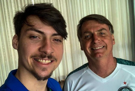 Filho de Bolsonaro surge em vídeo dançando agarradinho com outro homem e dá o que falar