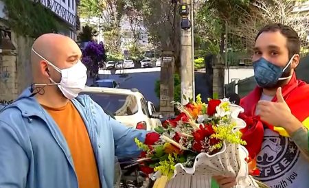 Repórter é surpreendido pelo marido ao vivo na Globo e se emociona