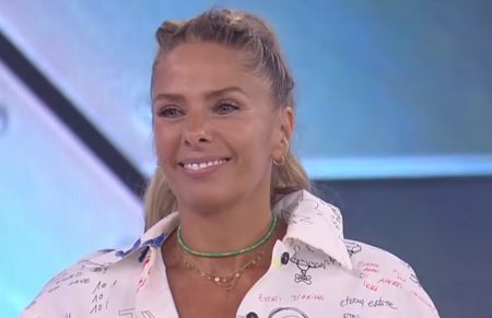 Adriane Galisteu é vacinada contra a covid e festeja em rede social