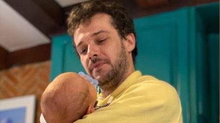 Jayme Matarazzo mostra o lado “pai coruja” e rende cena fofa ao fantasiar o filho