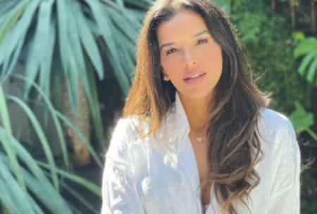 Mariana Rios é flagrada trocando carinho com rapaz misterioso