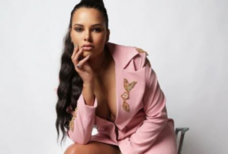 Ariadna Arantes deixa o Brasil após participar do No Limite