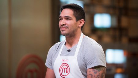 Ex-MasterChef, Thiago Gatto posta foto sem camisa e surpreende com mudança no corpo