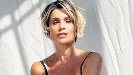 Flávia Alessandra tira toda a roupa para foto e recebe muitos elogios