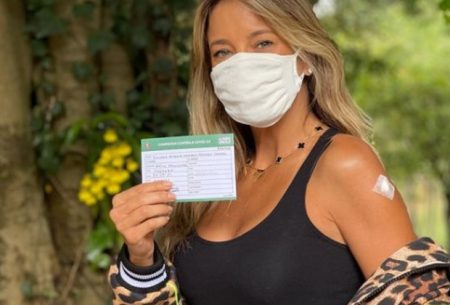 Ticiane Pinheiro se emociona ao receber vacina contra a Covid-19