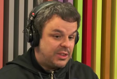 Ex-BBB Adrilles causa polêmica ao defender Bolsonaro e Felipe Neto reage