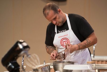 Bolsonarista, primeiro eliminado do MasterChef erra em “bolo do Demônio” e acaba fora