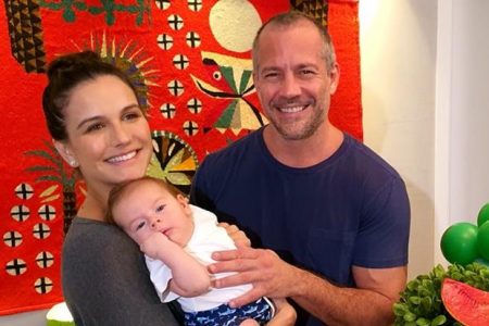 Malvino Salvador e Kyra Gracie posam com filho no hospital e relatam melhora