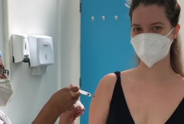 Lactante, Nathalia Dill toma vacina e chama Governo Bolsonaro de genocida