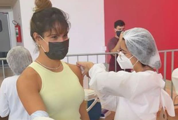 Esposa de Wesley Safadão “fura fila” em vacinação e prefeitura toma atitude
