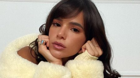 Bruna Marquezine esbanja corpão em fotos de biquíni e fotografa seu fim de semana