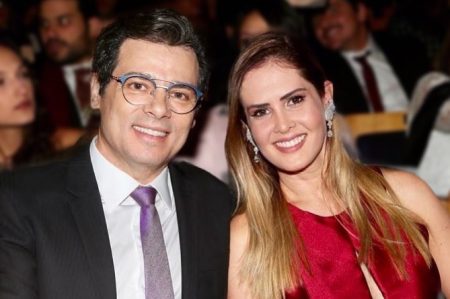 Celso Portiolli e esposa tentam imitar casal em vídeo e resultado viraliza