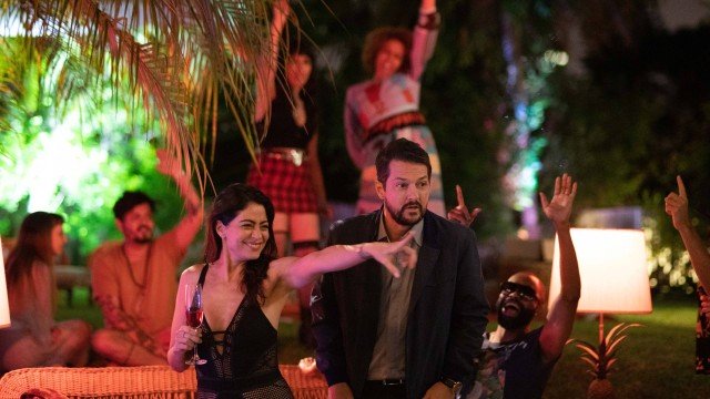 Em filme, Carol Castro e Marcelo Serrado recorrem à festa de swing para apimentar relação