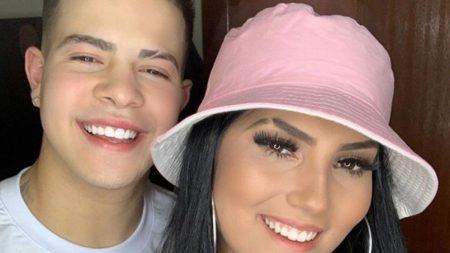 MC Jottapê faz surpresa emocionante e pede namorada em casamento