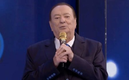 Raul Gil se emociona em primeiro programa inédito desde o início da pandemia