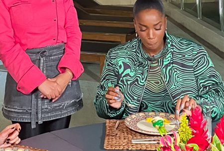 Iza é pega de surpresa ao ter que comer minhoca e embrião de zangão no SBT