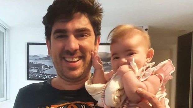 Marcelo Adnet encanta famosos ao posar abraçadinho com a filha pequena