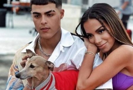 Anitta é fotografada aos beijos com cantor em ensaio de premiação