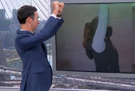 Cesar Tralli surpreende e faz exercício ao vivo em telejornal da Globo