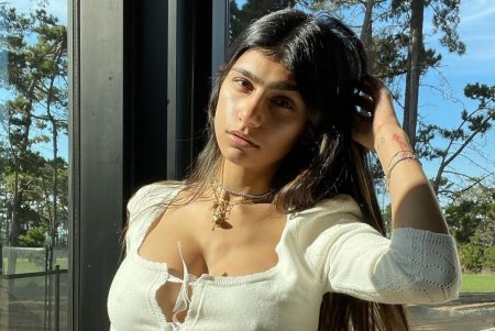 Rainha da CPI, Mia Khalifa anuncia fim de noivado com chef de cozinha