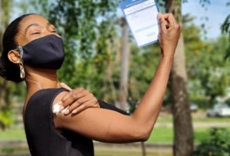 Aos prantos, Erika Januza se vacina contra a Covid-19