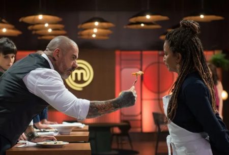 MasterChef: Participante fica nervosa após bronca de Henrique Fogaça