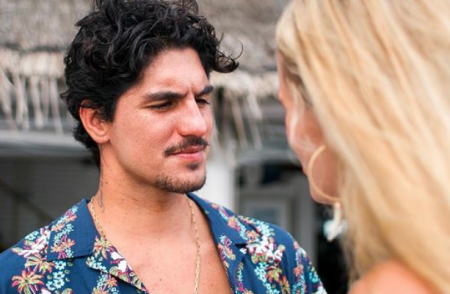 Yasmin Brunet faz Gabriel Medina usar colar com sua foto íntima desenhada