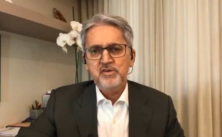 Valdo Cruz pega violão, solta a voz na GloboNews e é alvo da web