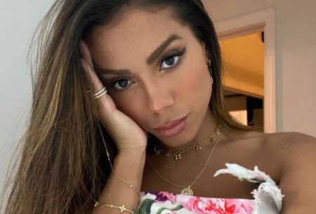 Após namoro com milionário, Anitta revela estar solteira