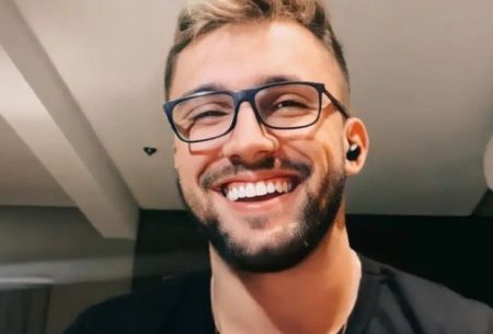 Arthur Picoli passa por situação desconfortável em aeroporto: “Vergonha”