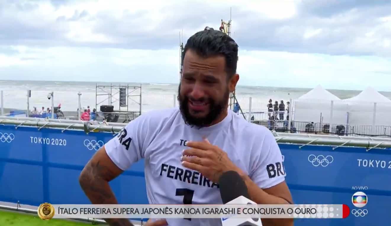 Repórter Guilherme Pereira chora ao entrevistar Ítalo Ferreira na Globo