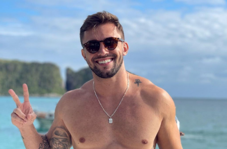 Ex-BBB Arthur Picoli recebe proposta em dinheiro para ter os pés massageados por fetichista