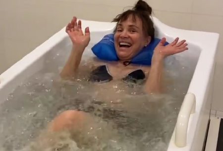 Regina Duarte aproveita SPA caríssimo e fica encantada com neve no Brasil