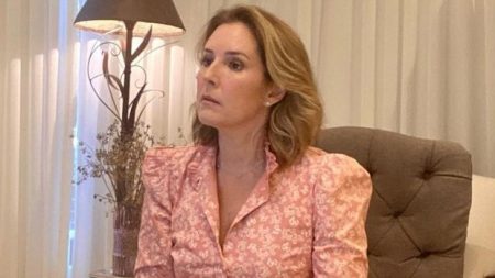 Renata Capucci surge aos beijos com o marido e faz declaração de amor