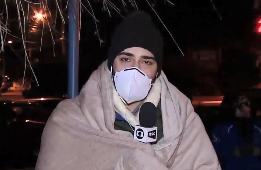 Repórter da Globo ganha cobertor de turistas para encarar frio em Urupema